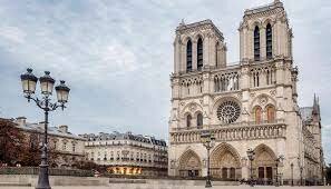 Inicio de la construcción de Notre Dame