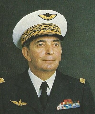 Saint-Exupéry est promu Officier