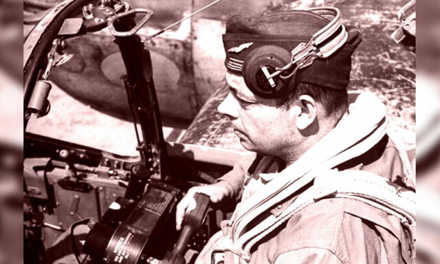 Saint-Exupéry prend des leçons de pilotage.