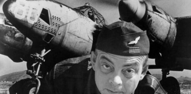 Saint-Exupéry est promu Officier .