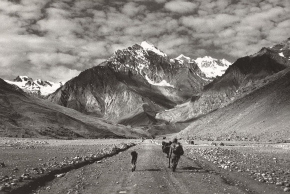 Hamish Fulton realiza su obra llamada Ringdom Gompa.