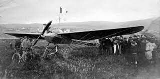 Saint-Exupéry devient pilote sur des vols de nuit entre Casablanca et Port Etienne.
