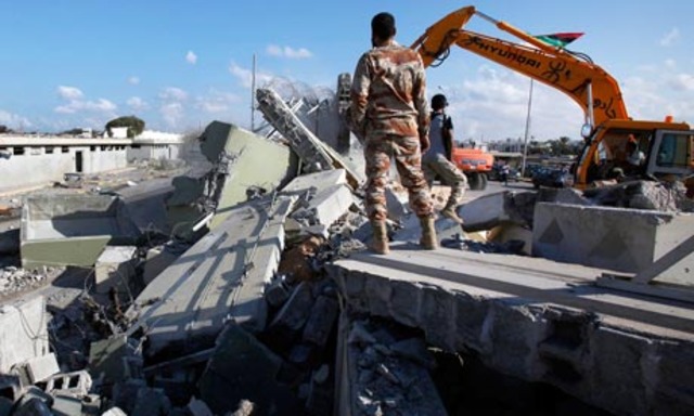 Los bulldozers destruyen Bab al-aziziya