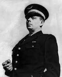 Est promu Officier de la Légion d'honneur.