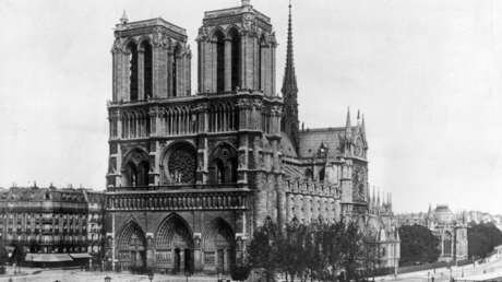 Inicio de la construcción de Notre Dame