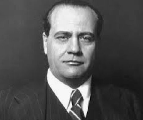 Son père l'envoie étudier la médicine en Allemagne.