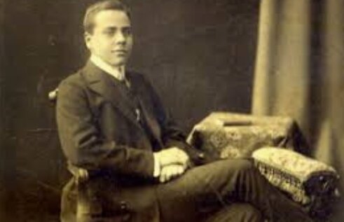 Le entama ses études à quinze ans à l'universite de klee et poursuivit.