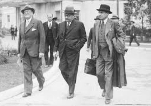 Il démissionna de son poste de professeur et on lui concéda deux tienes de son traitement.