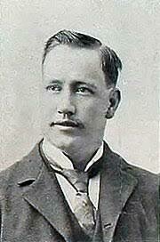 1896 el Dr. Alfred Halstead sugiere cambiarle el nombre a Vóley Ball