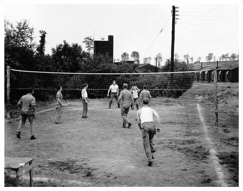 1897 la liga atlética de las YMCA publica el primer reglamento del voleibol.