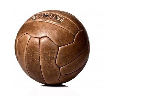 1900 Se diseña un balón especial más liviano para el deporte