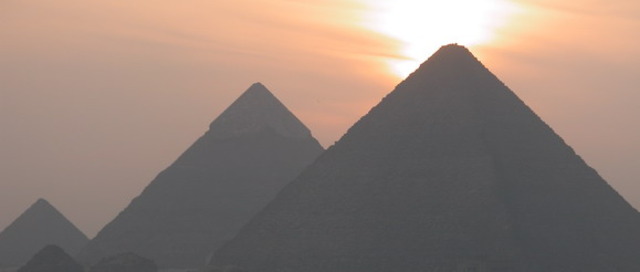 Pyramids of Giza, 2550 BCE, Giza