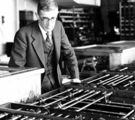 Licklider propone una red de computadoras