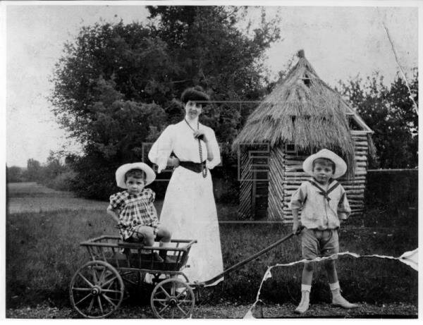 Antoine de Saint-Exupéry naît à Lyon,