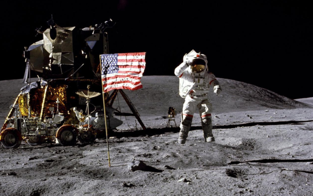 Hombre llega a la luna.