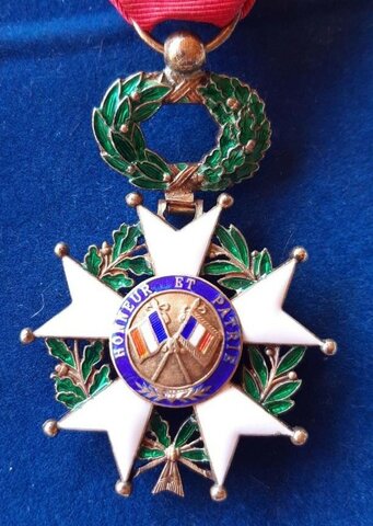 Il est promu officier de la Légion d’honneur