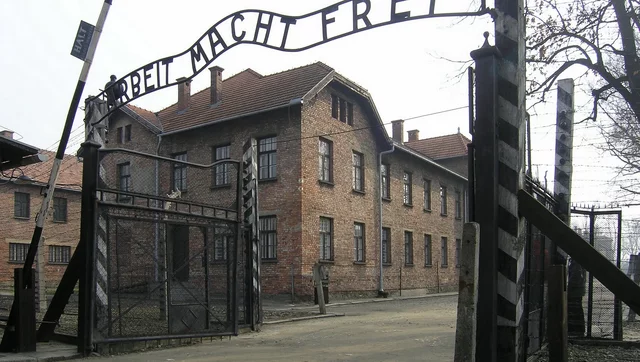 Nazis take more people to Auschwitz