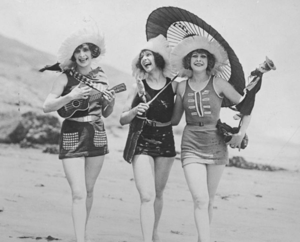 1910's- Trajes de baño cortos y más ceñidos.