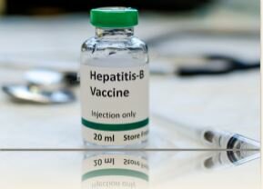 Crean la primera vacuna recombinante, de la Hepatitis B.