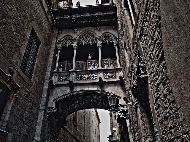 Puente. Barrio Neogótico de Barcelona.