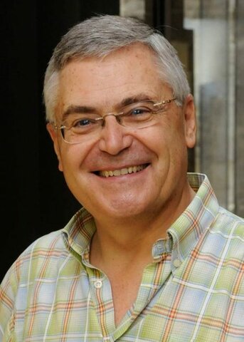 Para Bisquerra definió la Orientación Psicopedagógica como “un proceso de ayuda continuo a todas las personas, en todos sus aspectos, con objeto de potenciar la prevención y el desarrollo humano a lo largo de toda la vida.