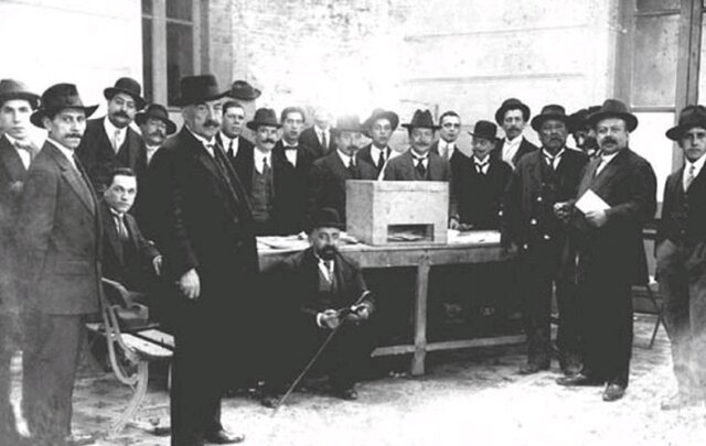 Se introduce en España el sufragio universal