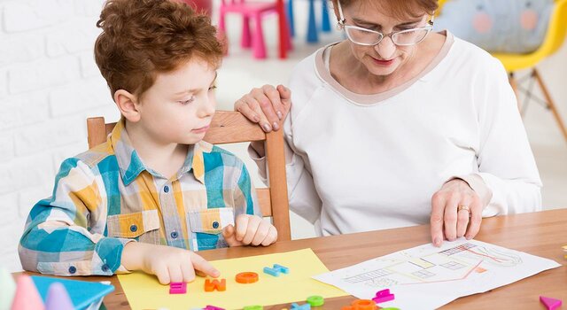 Para Boza y otros la Orientación Psicopedagógica se concibe como “un proceso de ayuda continuo y sistemático, dirigido a todas las personas, en todos sus aspectos, poniendo un énfasis especial en la prevención y el desarrollo.