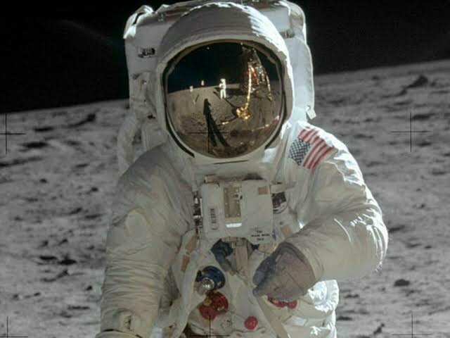 El hombre llega a la luna