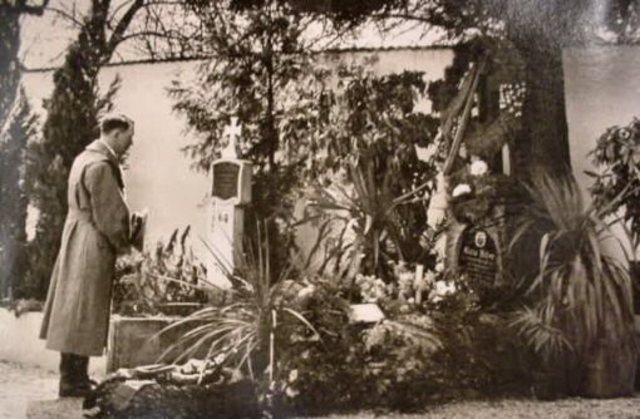 Hitler visits his home town Linz