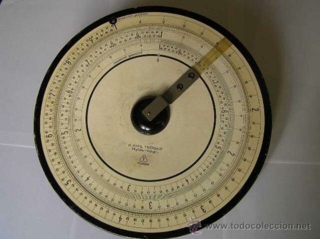 William Oughtred desarrollo la regla circular.