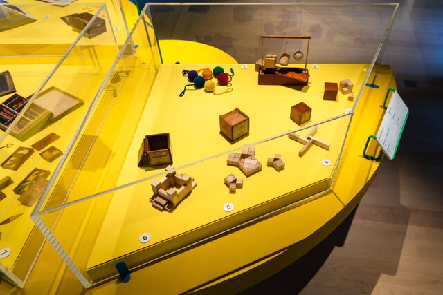 Froebel desenvolve os "dons" e as "atividades"