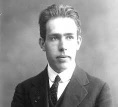 Niels Bohr, publica un article "Sobre la composición de los átomos y las moléculas"