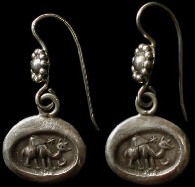 Aretes de plata con cabra montés de la antigua Persia.