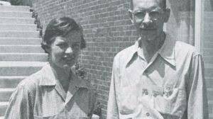 Alfred Hershey y Martha Chase demostraron que cuando un virus infecta a una bacteria solamente penetra el ADN viral