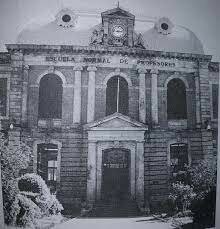 NACE UNA ESCUELA PARA FORMAR PROFESORES