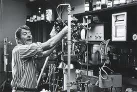 Cristian Anfinsen recibe el premio nobel por la conformación biológica de la ribonucleasa y aminoácidos