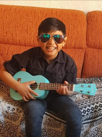 Primer dia tocant l'ukulele.