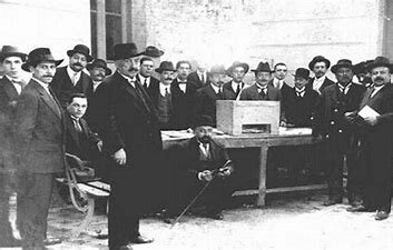 Se reintroduce en España el sufragio universal.