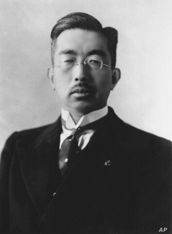 Muerte del Emperador Taisho y subida al trono del Emperador Hirohito.