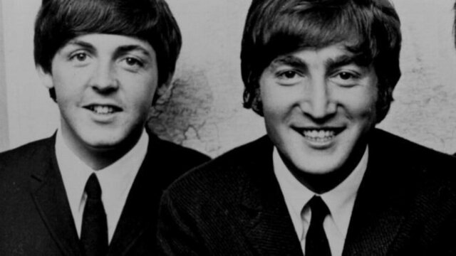 John Lennon met guitarist Paul McCartney