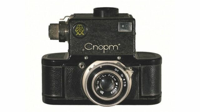 Primera cámara reflex SLR de 35mm (de carrete)