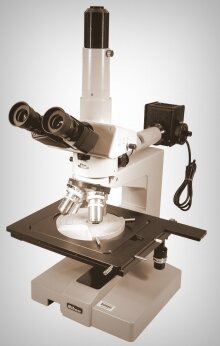 Microscopio binocular