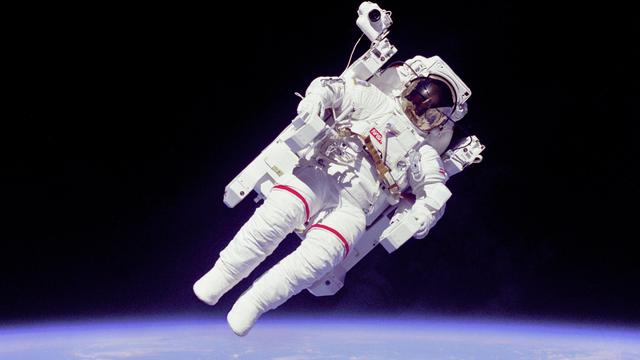 First Untethered Spacewalk
