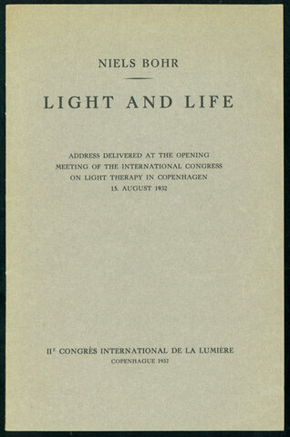 Bohr escribe "Light and Life"