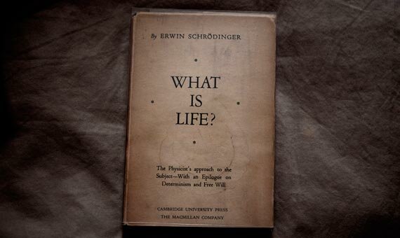 Erwin Schrödinger publica su libro ¿Qué es la vida?