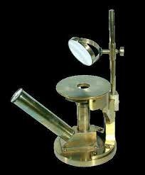 primer intento de microscopio de luz transmitida.