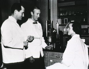 Paul Zamecnik y Mahlon Hoagland demuestran que los aminoácidos tienen que activarse antes de unirse al ribosoma.