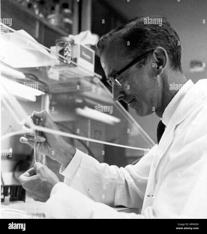 Robert William Holley obtiene la secuencia de nucleótidos completa del tRNA de la Ala en las levaduras