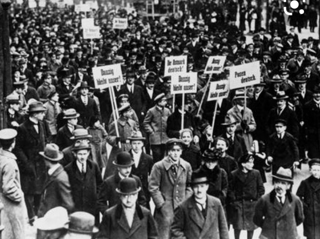 PROTESTAS POR EL TRATADO DE VERSALLES