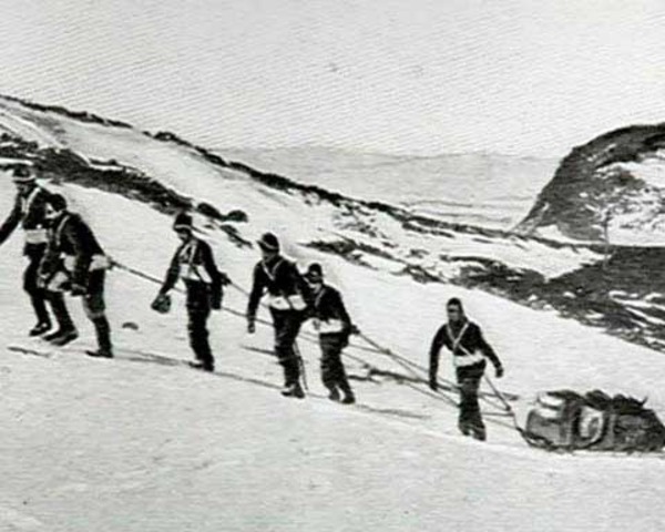 Shackleton and five nam leave on Georgia Island.